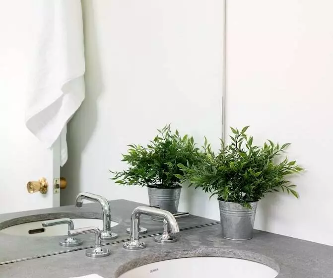 Hotelli Bluebird Spa City Motor Lodge