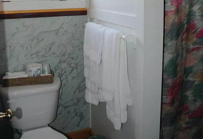 هتل Channel Watefront Cottages