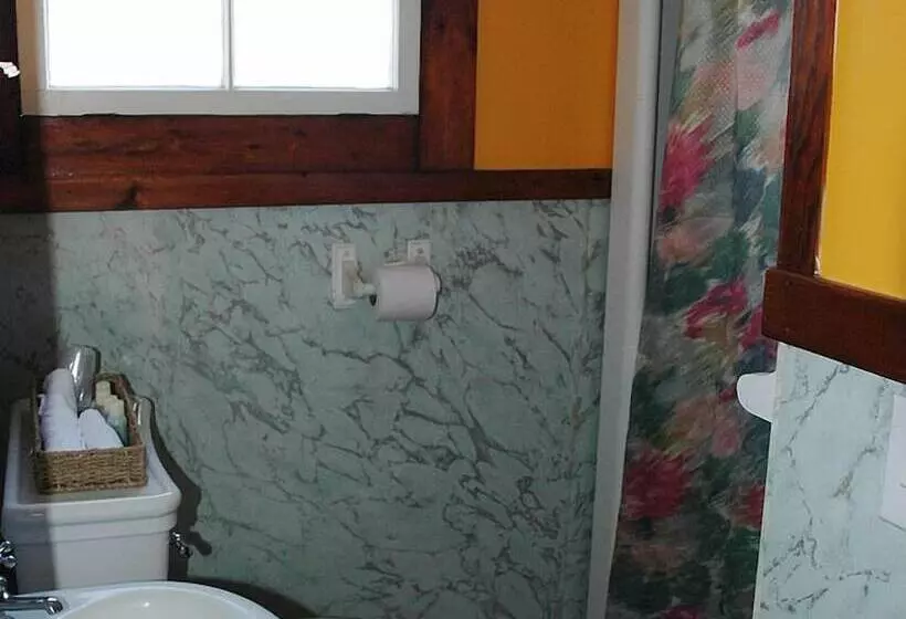 هتل Channel Watefront Cottages