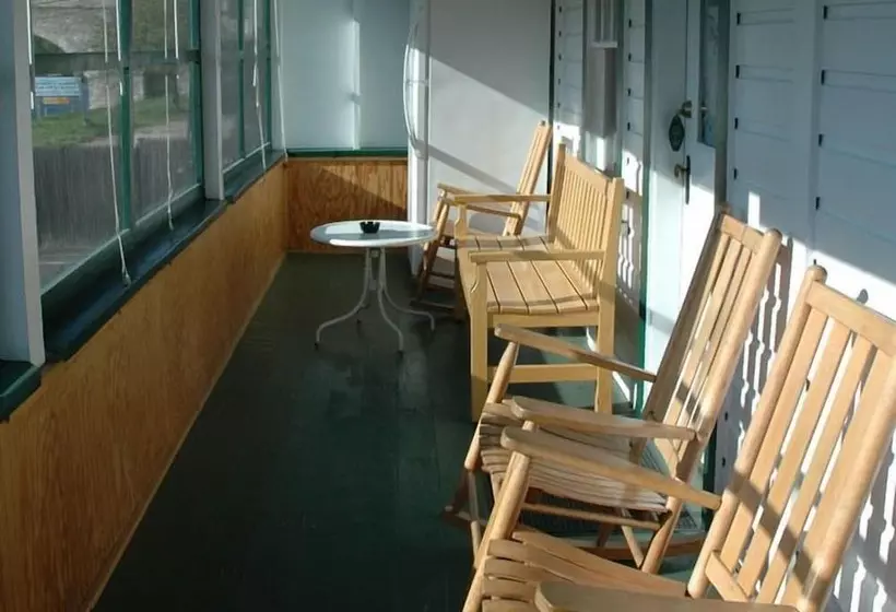 هتل Channel Watefront Cottages