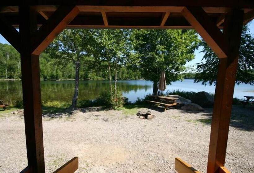 בית מלון כפרי Spectacle Lake Lodge