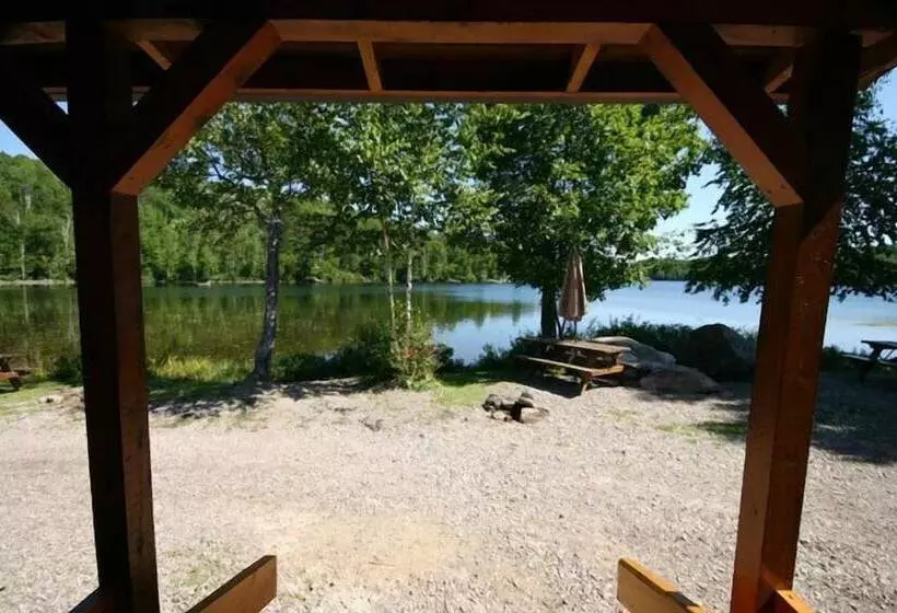 Hotelli Spectacle Lake Lodge