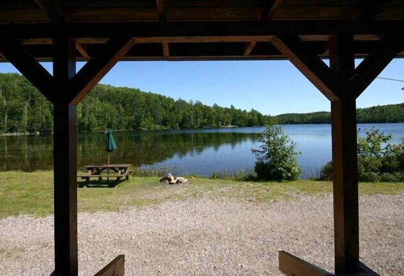 בית מלון כפרי Spectacle Lake Lodge