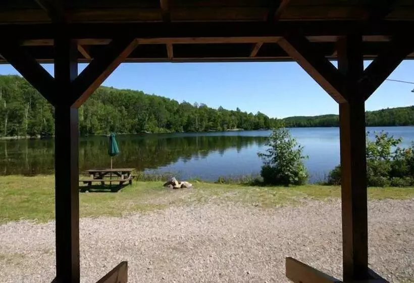 Hotelli Spectacle Lake Lodge