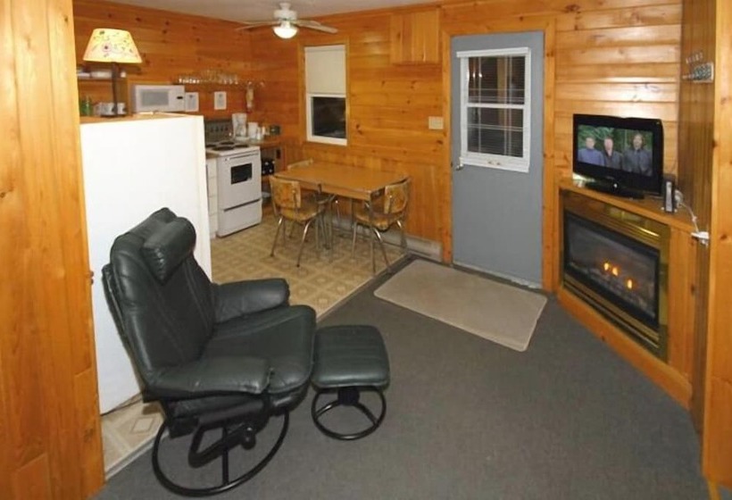 בית מלון כפרי Spectacle Lake Lodge