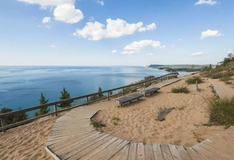 Motelli Empire Lakeshore Inn