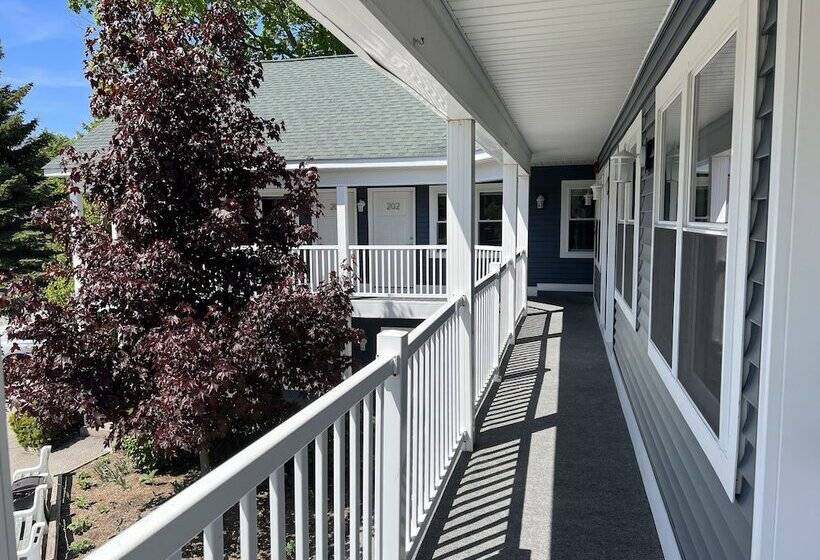 فندق على الطريق Empire Lakeshore Inn