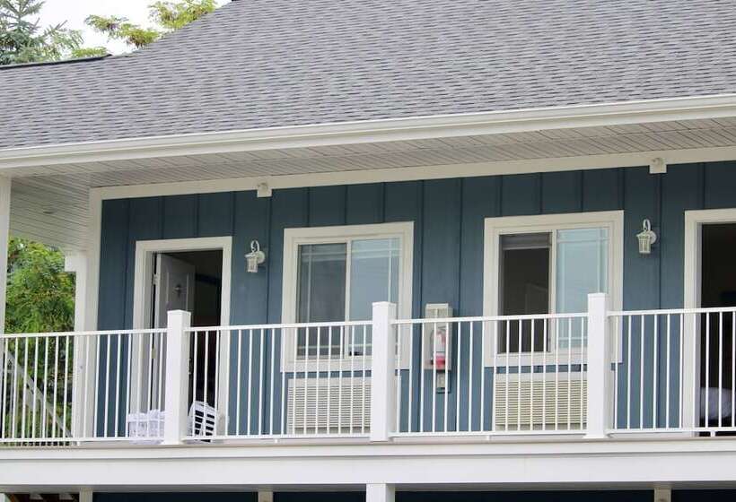 فندق على الطريق Empire Lakeshore Inn