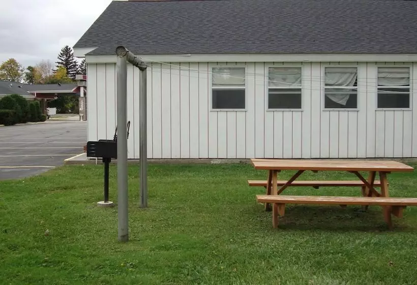 Pinconning Trail Inn Motel