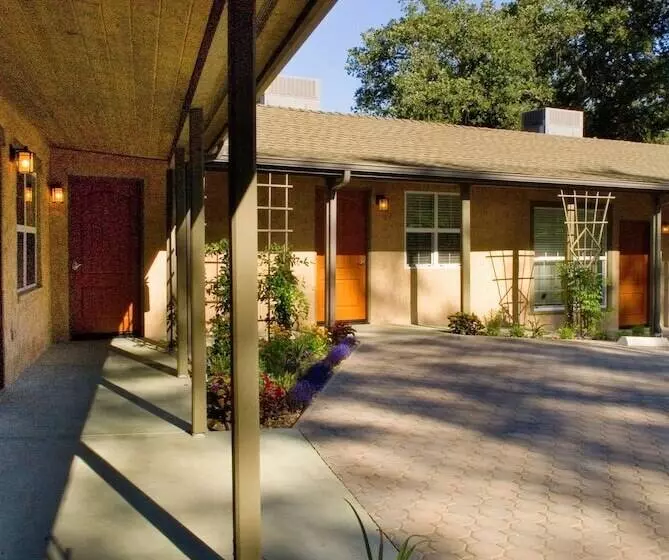 Queen S Inn By The River