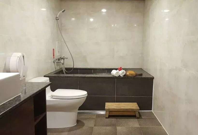 هتل Chyuan Du Spring Resort