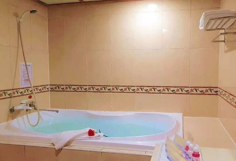 هتل Chyuan Du Spring Resort