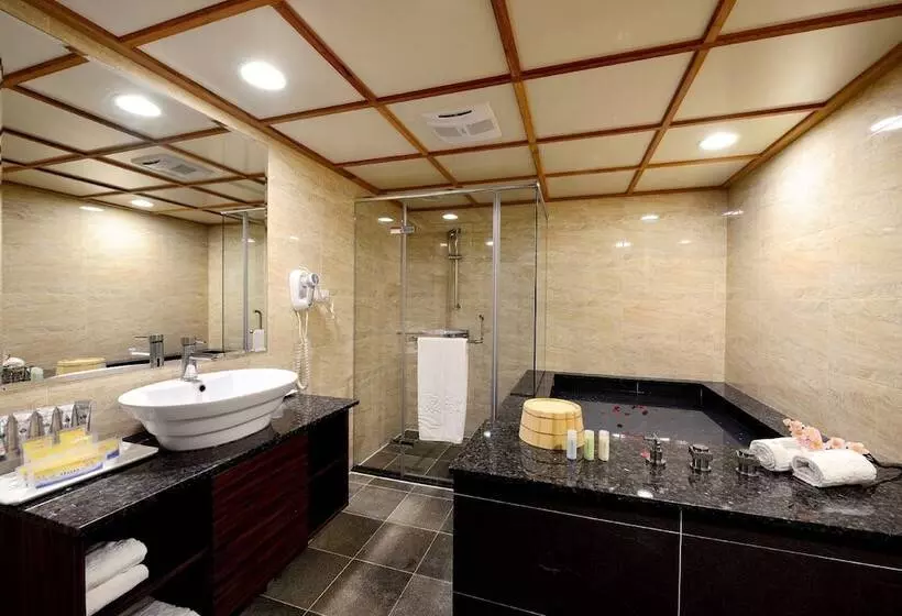 هتل Chyuan Du Spring Resort