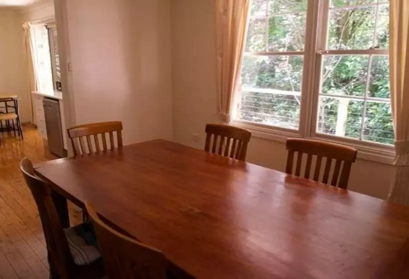 Отель Leura Camellias