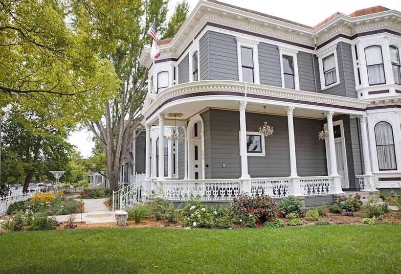 مبيت وإفطار The Mcclelland House