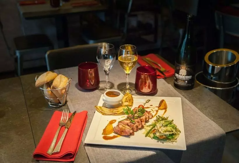 Hotelli Logis Hôtel Restaurant Le Fruitier