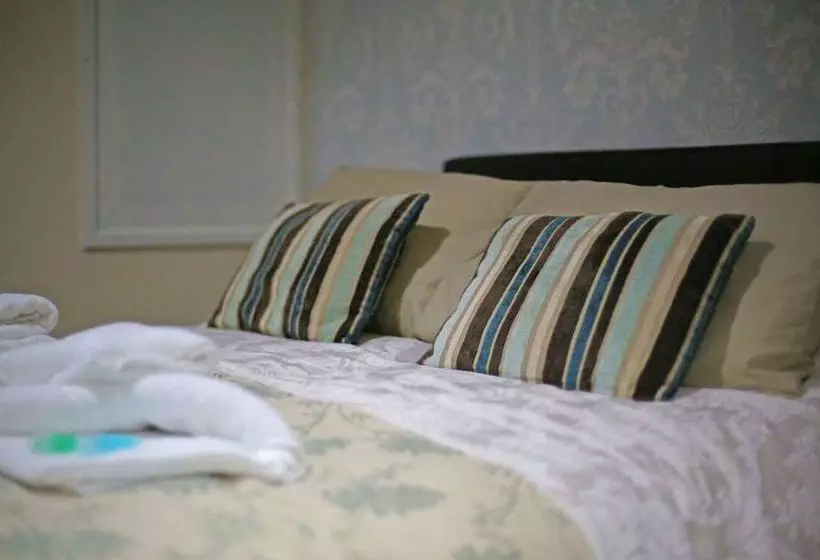 בית מלון כפרי Royal Oak