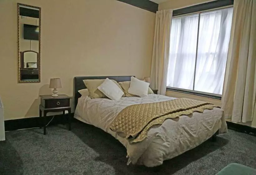 בית מלון כפרי Royal Oak