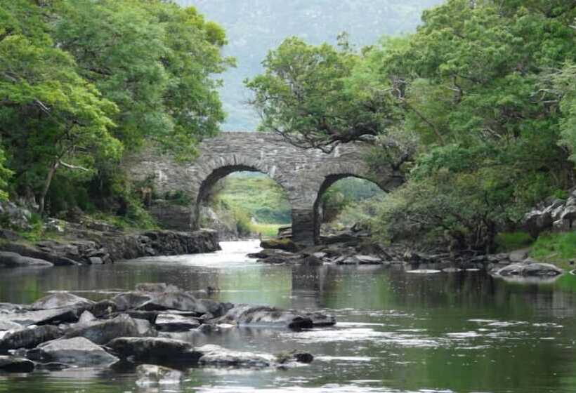 בית מלון כפרי The Flesk River Apartments