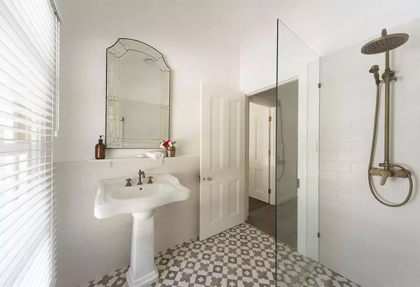 تختخواب و صبحانه Abelia House