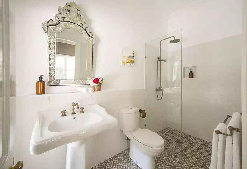 تختخواب و صبحانه Abelia House