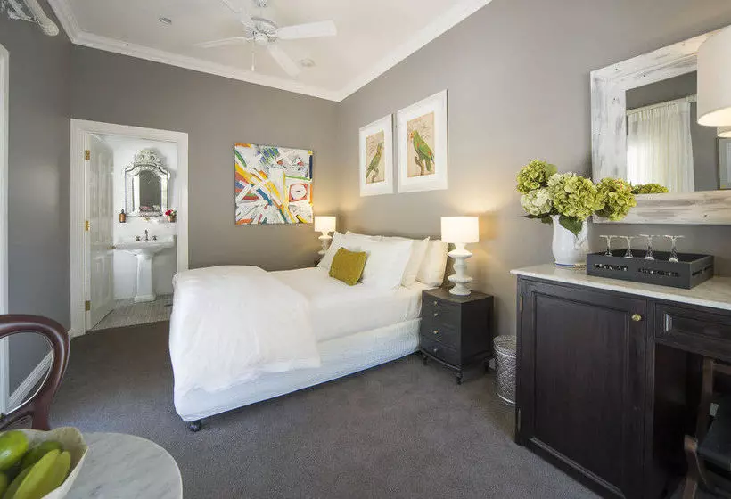 تختخواب و صبحانه Abelia House