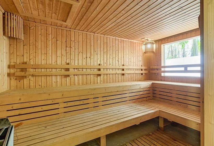 Отель Ocean Breeze Residence