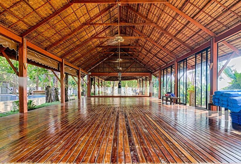 Отель Ocean Breeze Residence