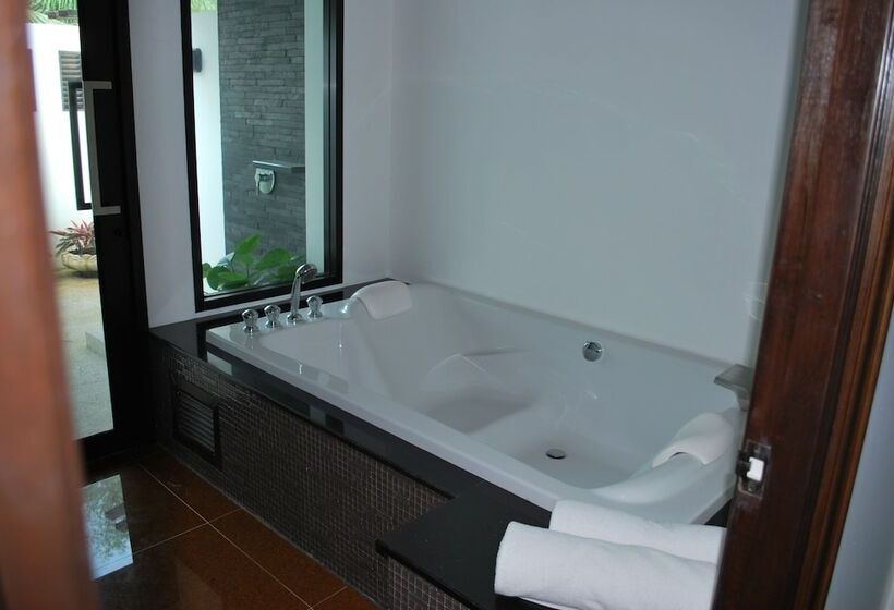 Отель Ocean Breeze Residence