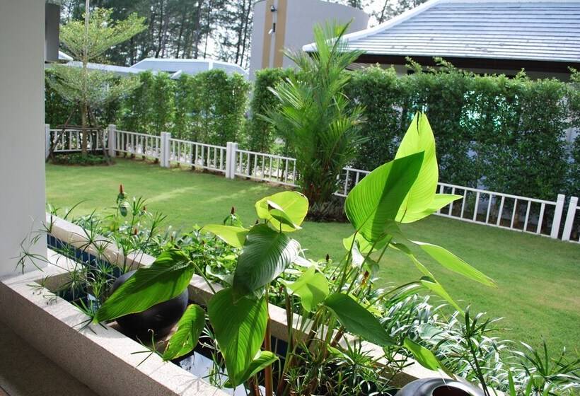 Отель Ocean Breeze Residence