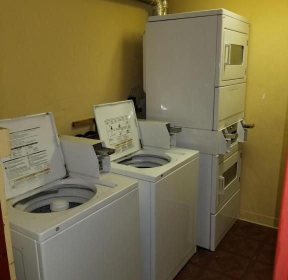 فندق على الطريق Econo Inn