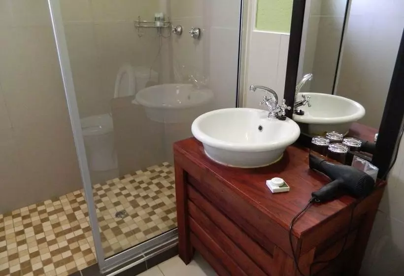 هتل Kwalape Safari Lodge