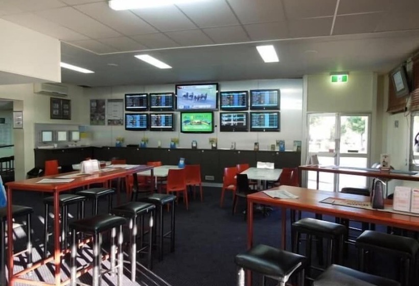 Oonoonba Hotel Motel