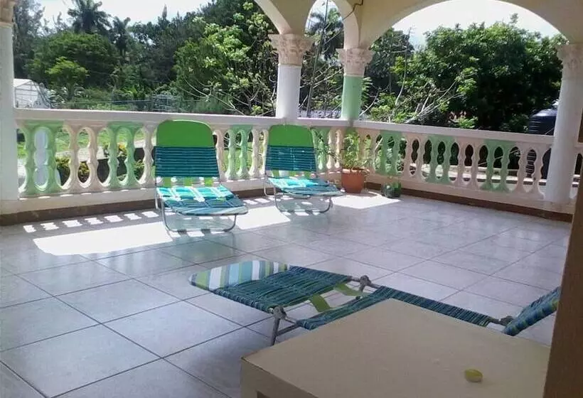 پانسیون Dolphin Bay Yoga Guest House