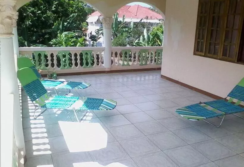 پانسیون Dolphin Bay Yoga Guest House