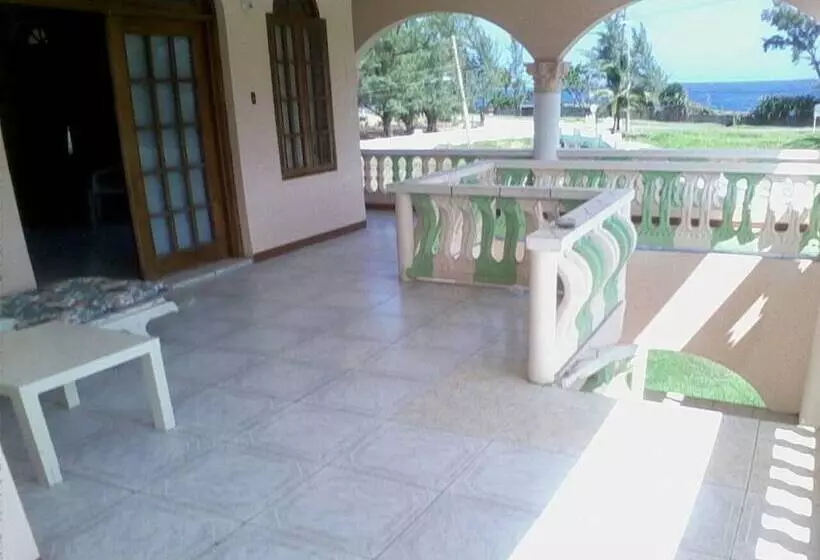 پانسیون Dolphin Bay Yoga Guest House