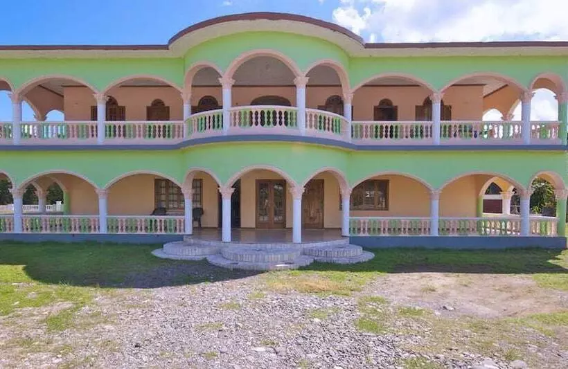 پانسیون Dolphin Bay Yoga Guest House