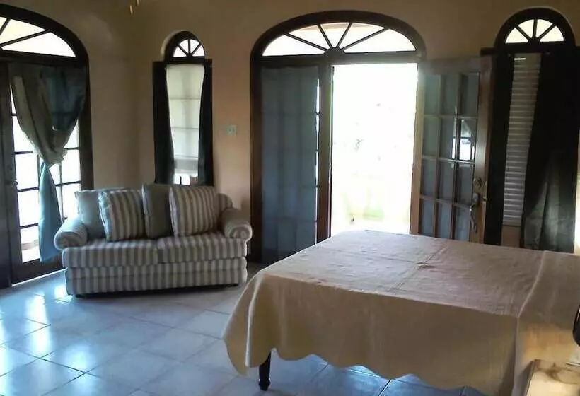 پانسیون Dolphin Bay Yoga Guest House