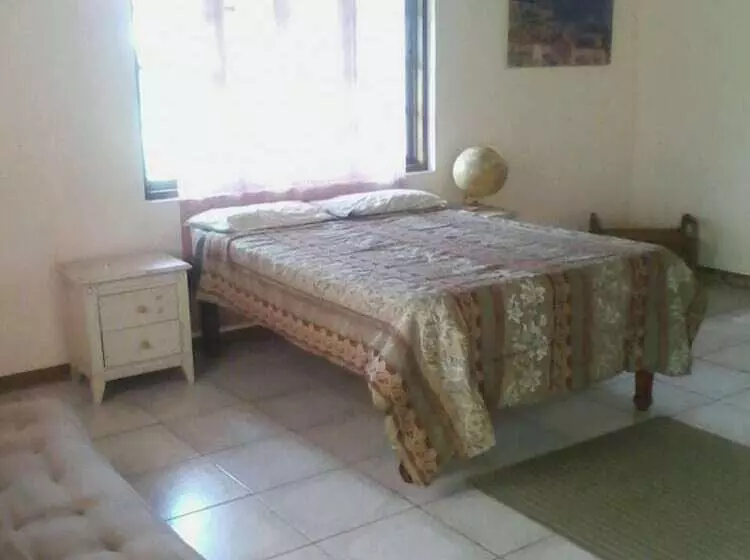 پانسیون Dolphin Bay Yoga Guest House