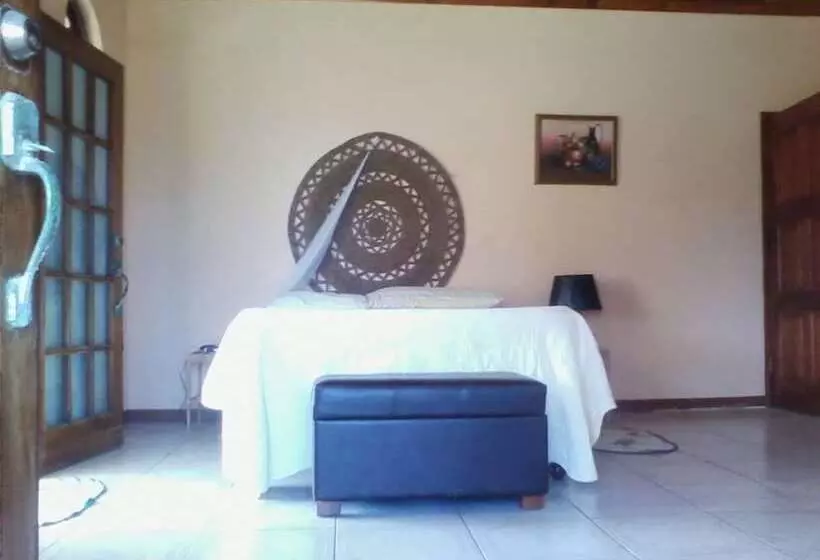 پانسیون Dolphin Bay Yoga Guest House