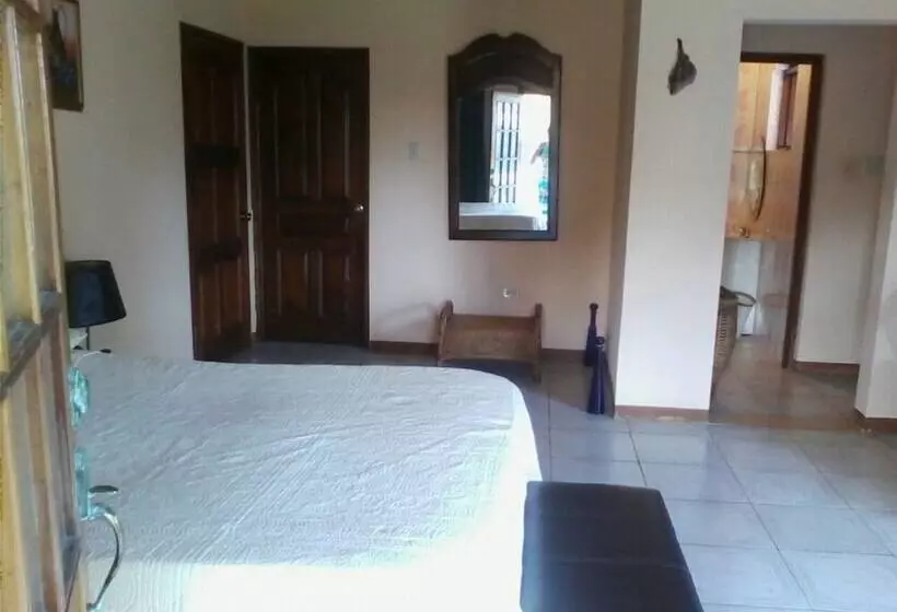 پانسیون Dolphin Bay Yoga Guest House