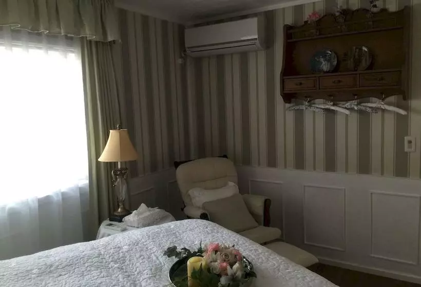 Riverside Cottage Yomitan