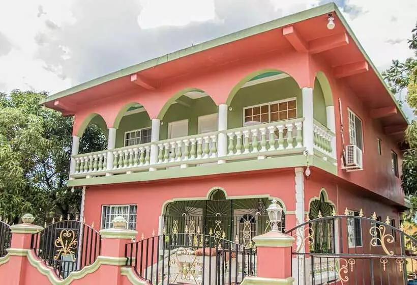 پانسیون Charlie S Cottages