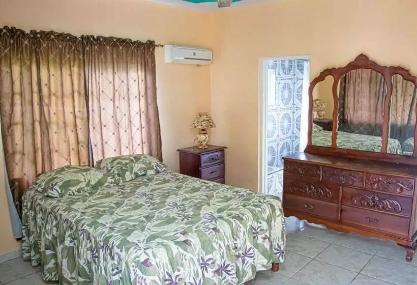 پانسیون Charlie S Cottages