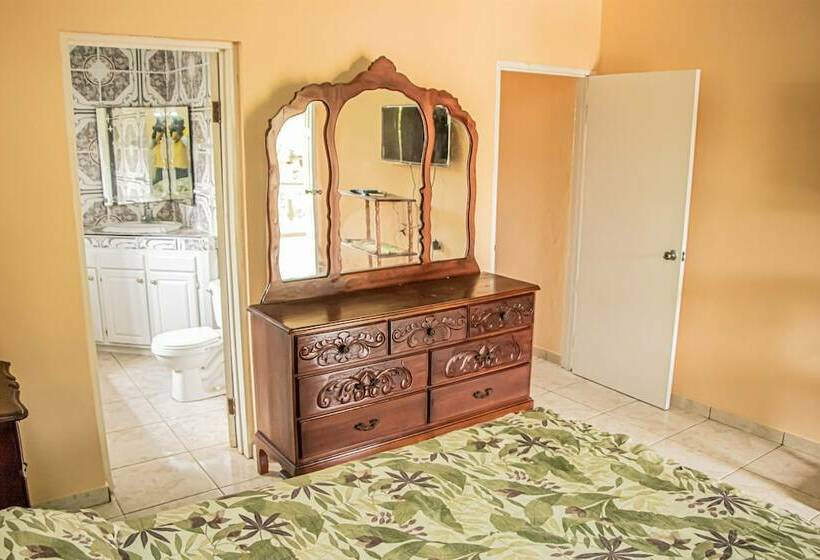 پانسیون Charlie S Cottages