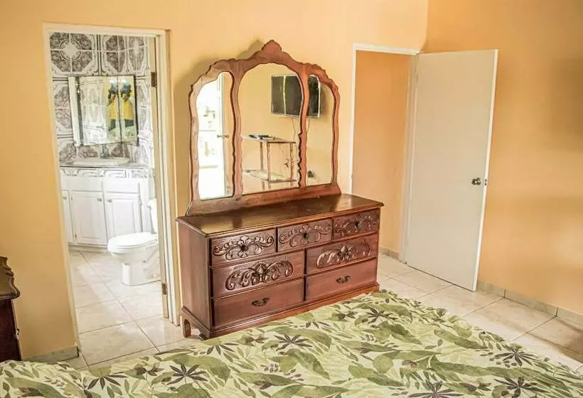 پانسیون Charlie S Cottages