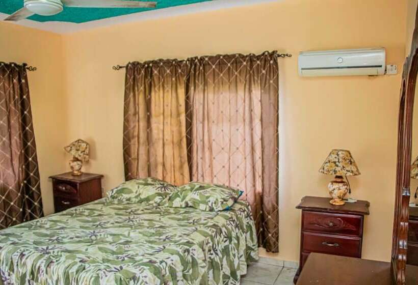 پانسیون Charlie S Cottages