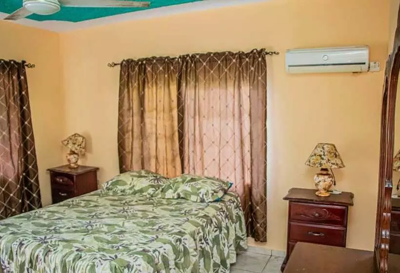 پانسیون Charlie S Cottages