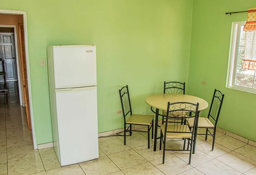 پانسیون Charlie S Cottages