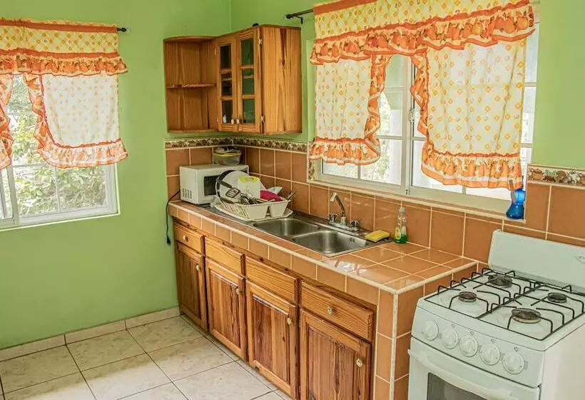 پانسیون Charlie S Cottages